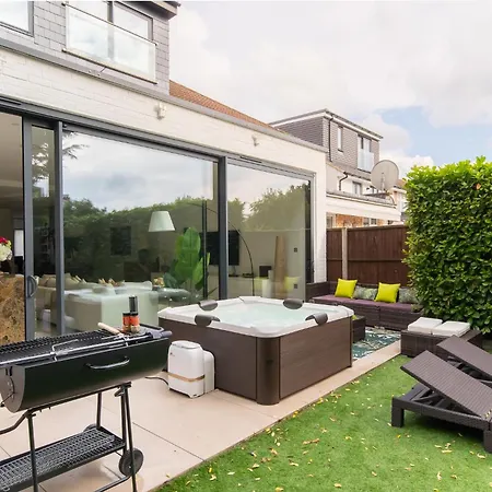 4 Bed 4 Bath House By Livestay Short Lets & Serviced Accommodation London With Parking, Jacuzzi & Garden